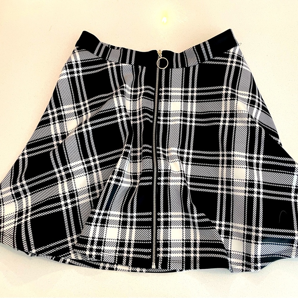 Hot Topic size Medium black and white plaid zipper front skirt